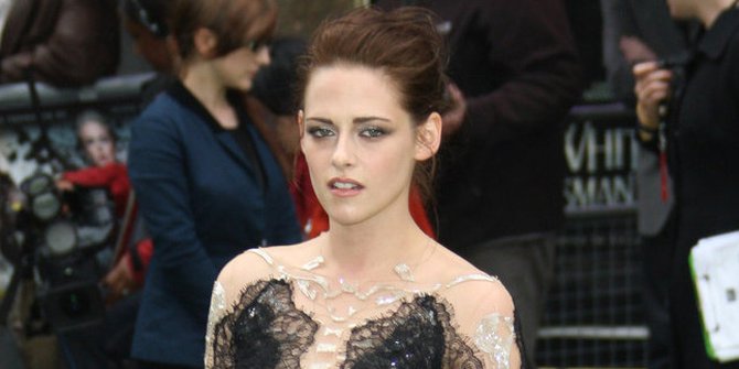 Rokok Aksesoris Unik Kristen Stewart Agar Tampak Cool