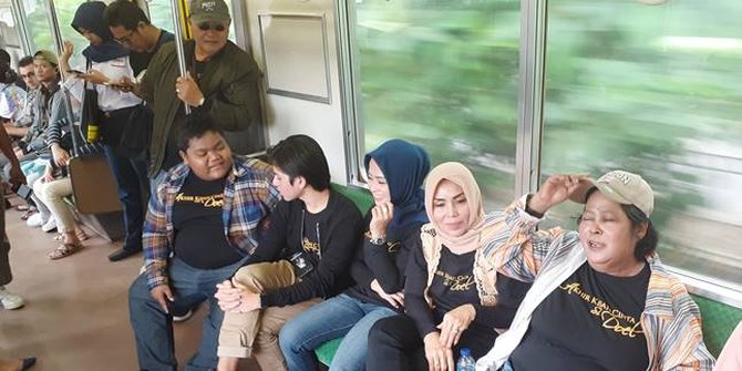 Rombongan Pemain AKHIR KISAH CINTA SI DOEL Naik KRL Sapa Penggemar Senyum Diajak Foto