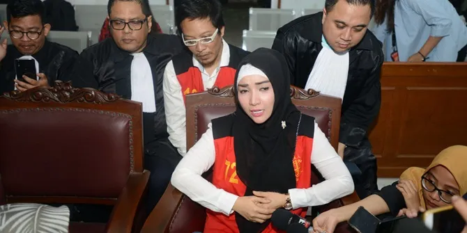Roro Fitria Bawa Bunga &#38; Tanah Pusara, Jadi Pengganti Kehadiran Ibunda