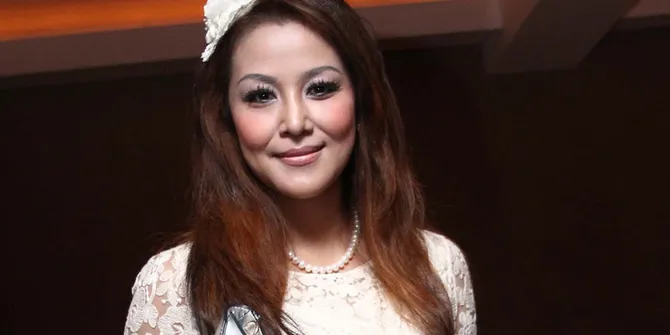 Rumah Terkena Banjir, Maria Eva Pulang Kampung