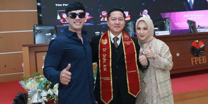 Ruri Repvblik Dan Rocket Rockers Hadiri Sidang Promosi Doktor Berjuluk 'Selebriti Keilmuan'