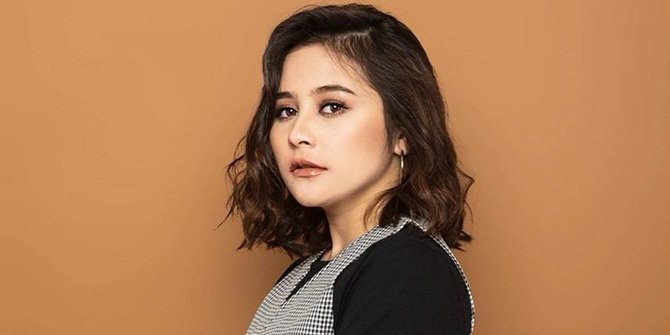 Selalu Fashionable & Cantik, Ini MUA dan Stylist Langganan Prilly Latuconsina!