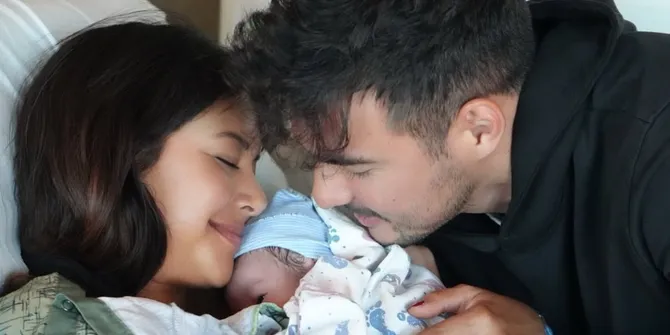 Selamat! Aurelie Moeremans Melahirkan Anak Pertama Laki-Laki