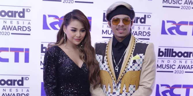 Semakin Bucin & Mesra, Aurel Hermansyah Sandarkan Kepala di Lutut Atta Halilintar Saat Mainan Handphone