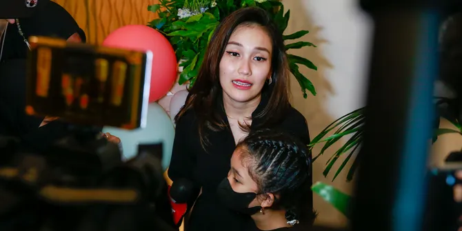 Sempat Kaget Dengar Indra Bekti Sakit, Ayu Ting Ting Turut Berdoa Agar Cepat Sembuh