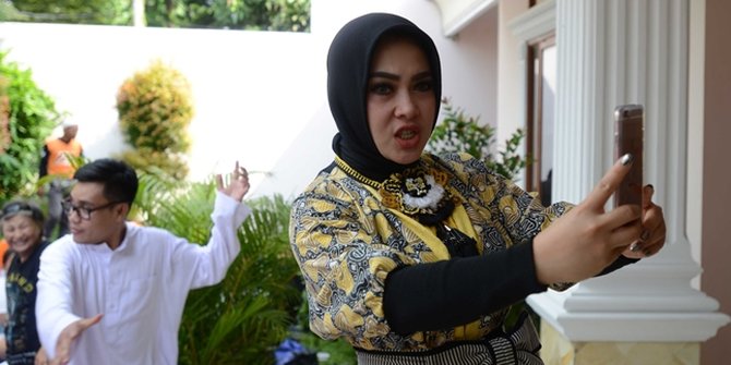 Sempat Ziarah Kubur, Ini Makna Idul Adha Bagi Syahrini 