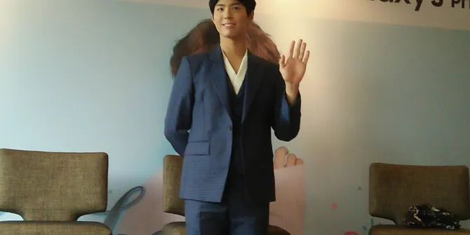 Senang Pakai Batik, Park Bo Gum Pose di Atas Panggung
