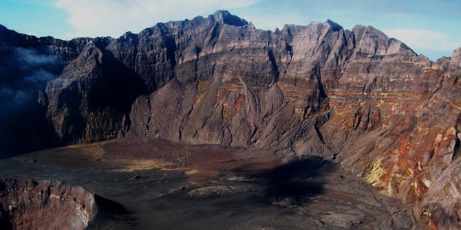 Gunung Seram Seram Pria Ini Sukses Rekam Lava Pijar di Kawah Gunung 