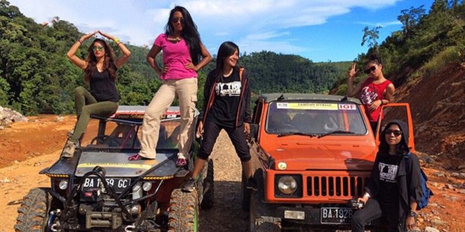 Seru! Nadine Chandrawinata Taklukkan Gumuk Pasir di Yogyakarta