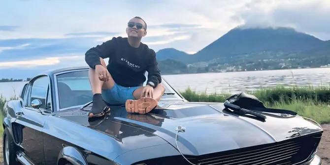 Serunya Denny Caknan Touring ke Bali Pakai Mobil Klasik
