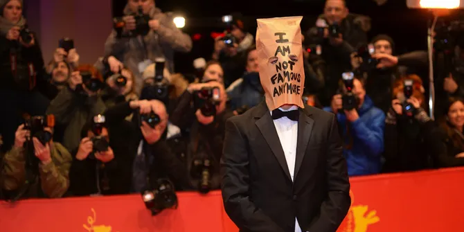 Shia LaBeouf Tutupi Muka Dengan Kantung Kertas di Premiere Film