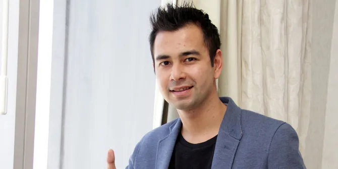 Sibuk, Raffi Sempatkan Sapa Wartawan Lewat Sunroof Mobil 