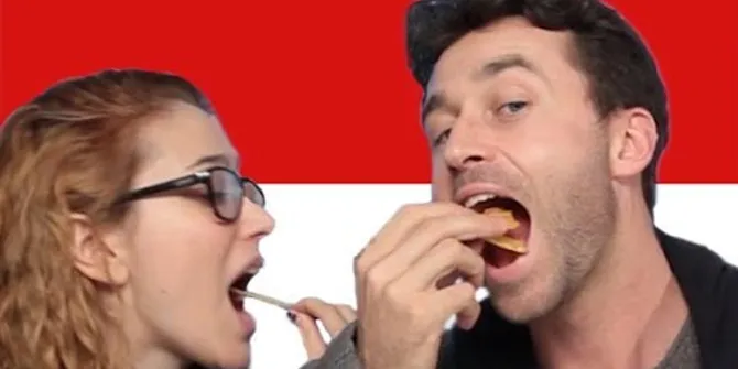 Simak Ekspresi Para Bule Ini Kala Mencoba Snack Indonesia, Kocak!