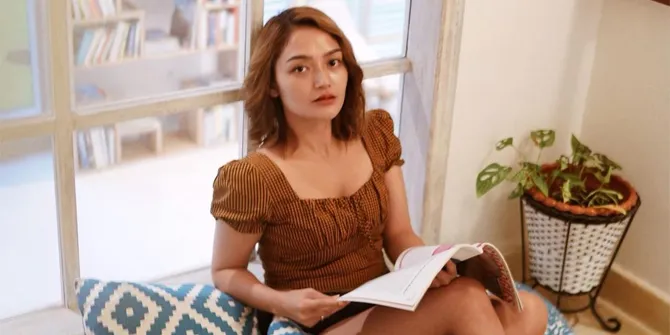 Siti Badriah Posting Foto Dicium Mesra Suami di Pinggir Kolam Renang, Romantis Banget!