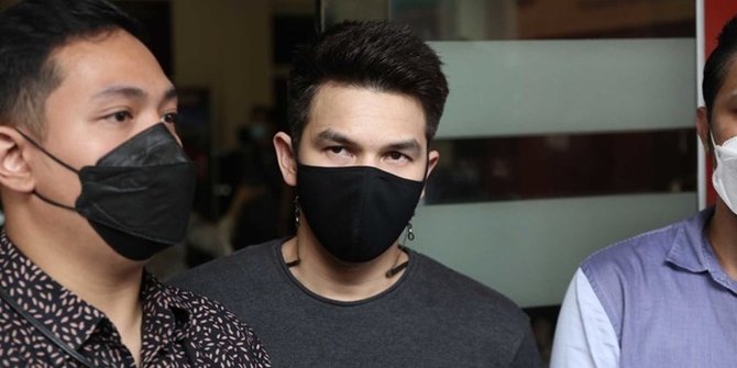 Soal Kabar Pernah Dipukul Dhena Devanka Pakai Barbel Ini Kata Jonathan Frizzy Kapanlagi Com