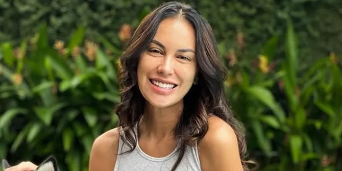 Sophia Latjuba Pakai Crop Top Orange Pamer Pinggang Super Langsing, Netizen: Anak Gadis