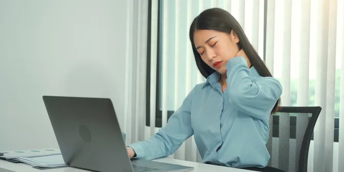 Stres Menumpuk, Badan Ikut Remuk? Ini Penyebab Nyeri Otot & Cara Mengatasinya