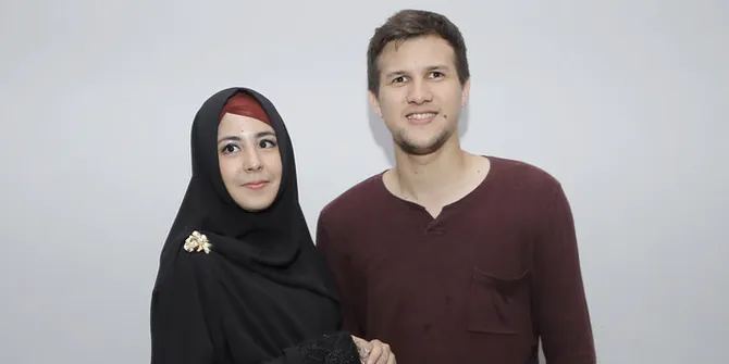 Stuart Collin Masih Suka Lupa Kalau Sudah Punya Istri Cantik