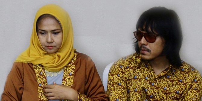 Suami Mualaf, Ria Irawan Pilih Umrah Bareng Kelompok Yang Asyik
