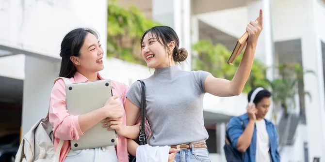 Sudah Jadi Produk Wajib di Dalam Tas, Ini Alasan Kenapa Gen Z Nggak Bisa Berpaling dari Lip Tint!