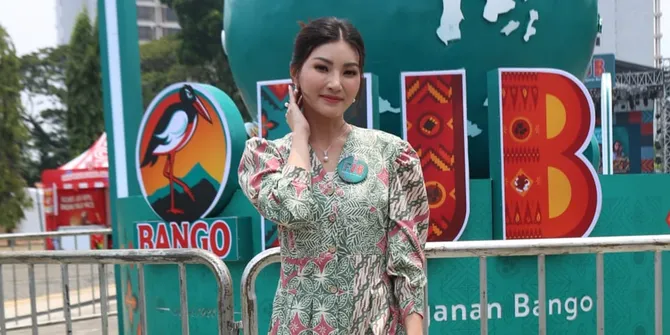 Suka Kulineran, Sarwendah Cuek Jajan di Pinggir Jalan