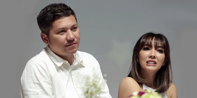 Hasil gambar untuk Gugatan cerai yang dilayangkan Gisella Anastasia untuk Gading Marten membuat banyak orang terkejut sekaligus bersimpati. Seperti diketahui, pasangan ini selalu terlihat harmonis dan jauh dari gosip miring selama 5 tahun membangun biduk rumah tangga.