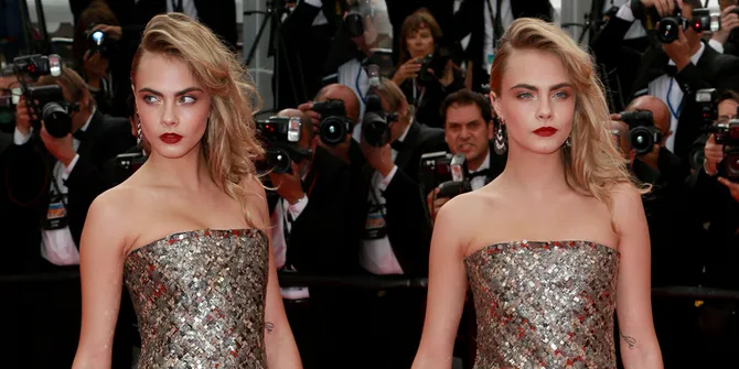 Super Liar! Begini Pose Cara Delevinge Dengan Dua Model Hot