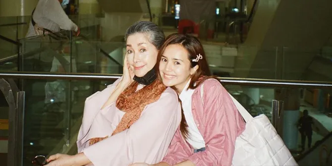 Syuting Bareng, Aktris Senior Widyawati Sebut Beby Tsabina Bukan Bintang Muda yang Manja