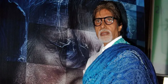 Tak Lagi Muda, Amitabh Bachchan Naik Skuter Keliling Kota