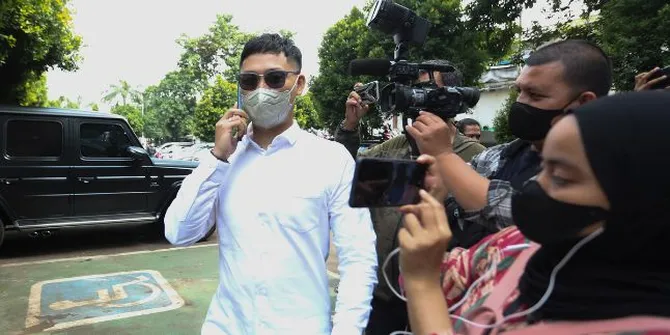 Tak Sesuai Harapan Bercerai Baik-Baik, Angga Wijaya Akui Nomor Teleponnya di-Block Dewi Perssik