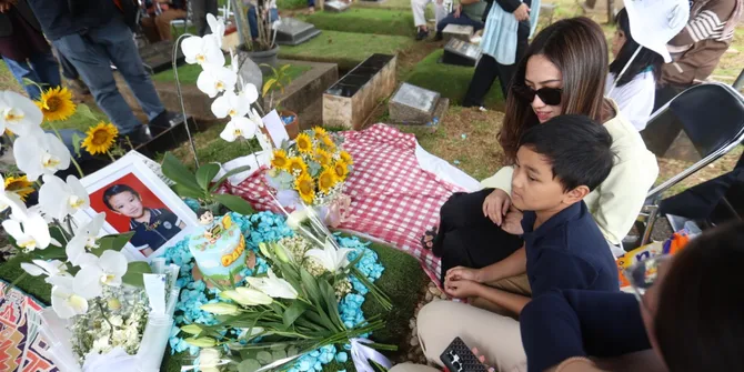 Tamara Tyasmara Rayakan Ulang Tahun Ke-8 Mendiang Dante di Makam, Bawa Kue Bertema Film JUMBO