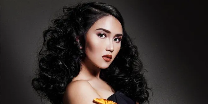 Tampil Bak Ratu Pakai Gaun Merah, Ini Sosok 2 Pria di Balik Gaya Ayu Ting Ting!