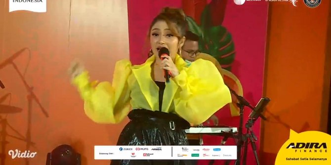 Tampil di Konser Amal Kreatif Lokal, Outfit Warna Neon Siti Badriah Sita Perhatian