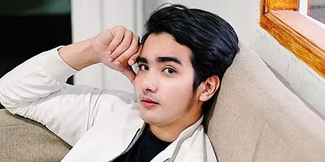 Tampil Monokrom Hitam-Putih, Mahdy Reza Bintang 'BUKU HARIAN SEORANG ISTRI' Pamer Pesona Glowing!