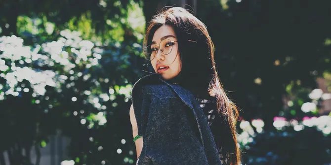 Tampil Stylish Ala Anak Kalcer, Intip Koleksi Frame Kacamata Premium yang Bikin Look Makin Classy!