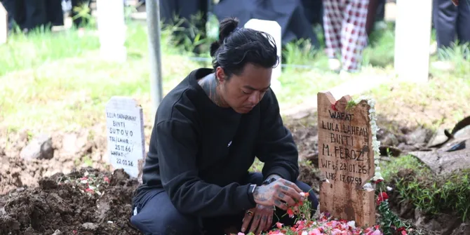 Tangis Reza Arap Pecah di Makam Lula Lahfah: Kenapa Enggak Dengerin Gue?