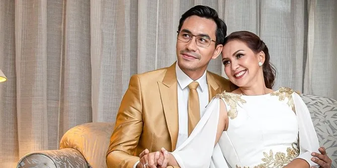 Temani Donna Agnesia Nonton Sinetron 'IKATAN CINTA', Darius Sinathrya Malah Nonton Bola di Ponsel