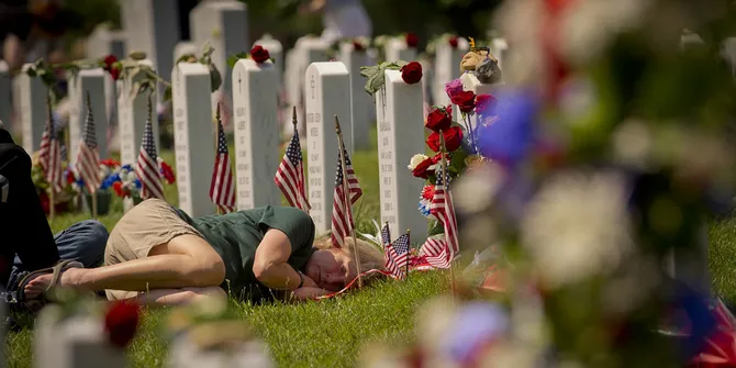 Terlalu Sedih, Perempuan Ini Meninggal di Makam Suami 
