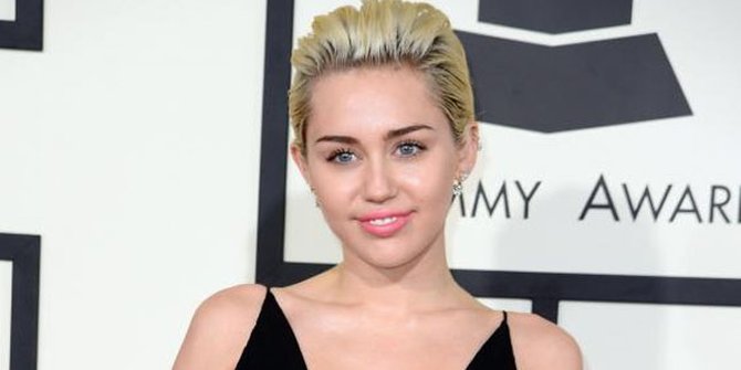 Terobsesi Pria Ini Bikin 29 Tato  Miley Cyrus di Tubuhnya 