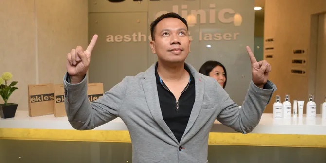 Tertangkap Kamera dengan Wanita Cantik, Netizen Ramal Vicky Prasetyo Bakal Cerai