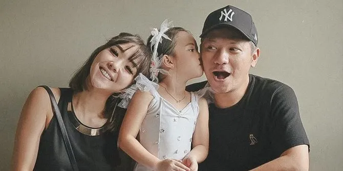 Tetap Akur dan Kompak, Gading Marten Beri Suprise ke Ibunda Gisel Bareng Gempi