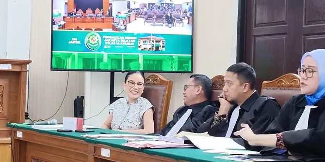 Tetap Cetar di Ruang Sidang, Gaya Modis Nikita Mirzani Curi Perhatian