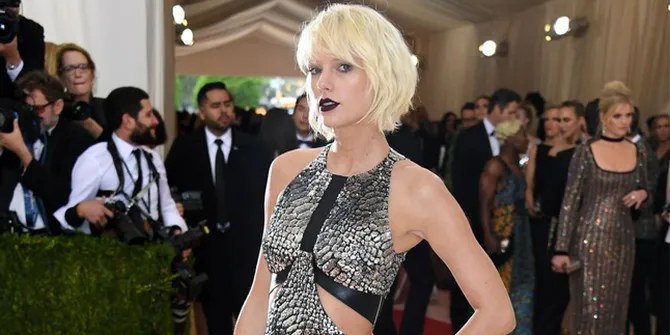 Tiru Gaya Taylor Swift di Met Gala, Pria Kocak Ini Bikin Heboh
