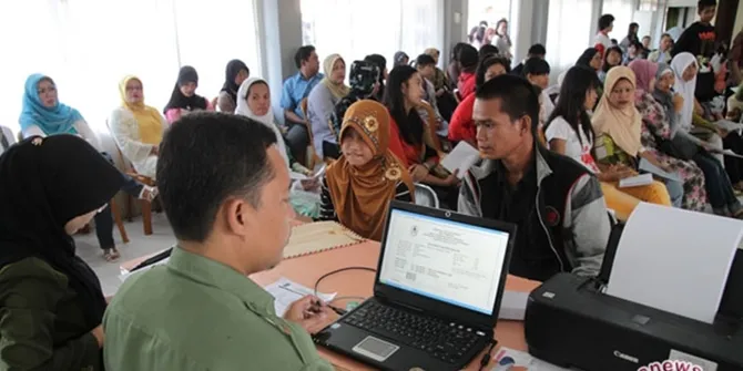 Trenyuh! Demi Sekolah Remaja Ini Daftar Dengan Segepok Uang Receh