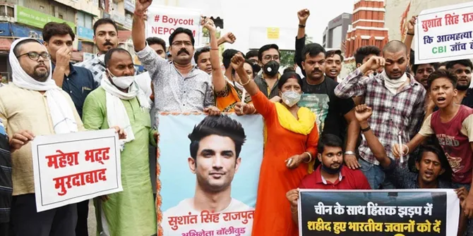 Tuding Sebagai 'Pembunuh' Sushant Singh Rajput, Fans Bakar Patung Salman Khan dan Karan Johar