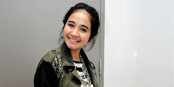 Tutupi Gemuk Laudya Cynthia Bella Pakai Baju Hitam
