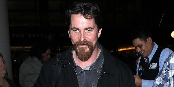Ulang Tahun, Christian Bale Dapatkan Ciuman Mesra