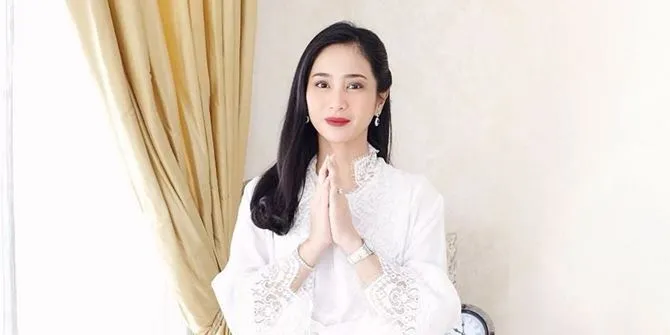 Unggah Foto BTS Saat Pemotretan, Bunga Zainal Merasa Masih Belasan Tahun