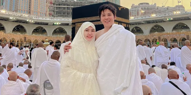 Usai Nonton Piala Dunia Qatar, Via Vallen & Chevra Yolandi Umrah Tanpa Persiapan - Beli Kain Ihram di Makkah