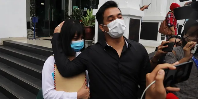 Vanessa Angel Menangis saat Bacakan Pledoi, Bibi Ardiansyah Sesenggukan di Ruang Sidang